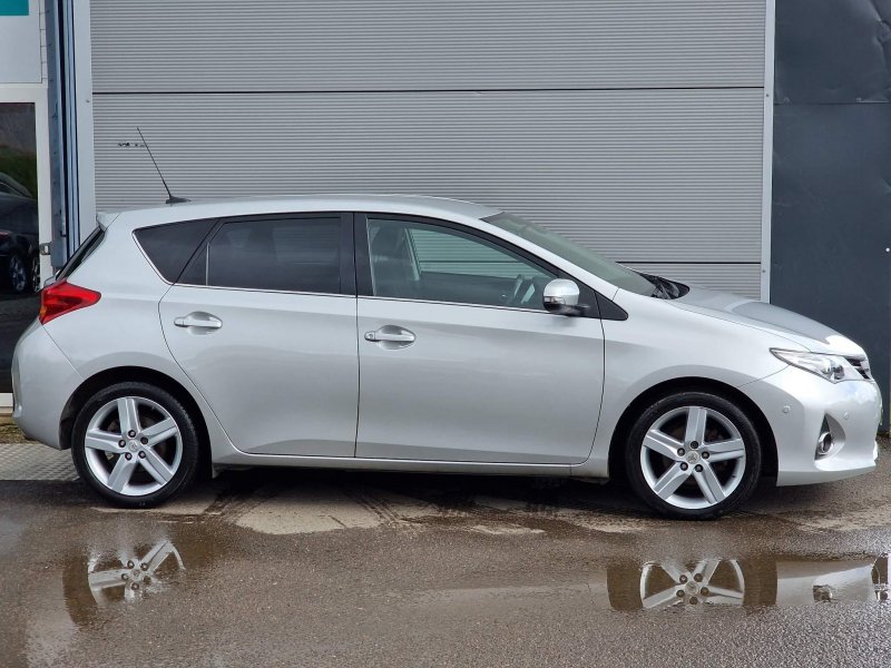 TOYOTA AURIS